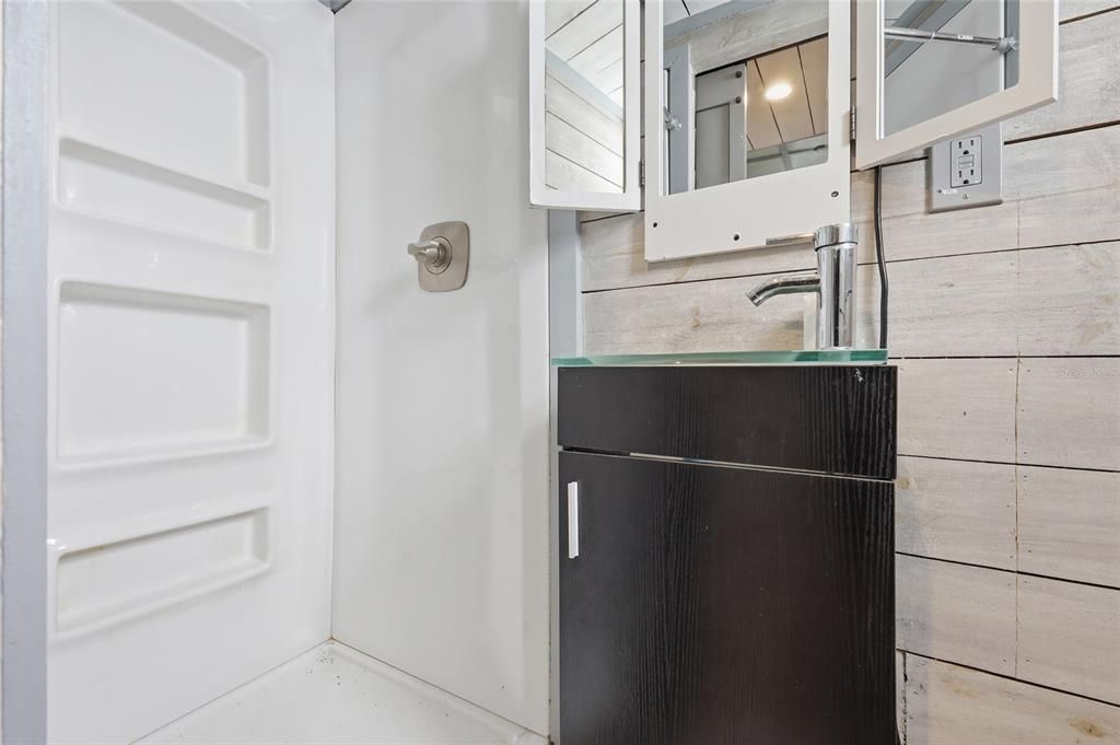 Active With Contract: $234,700 (2 beds, 1 baths, 684 Square Feet)