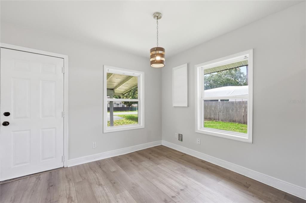 Active With Contract: $234,700 (2 beds, 1 baths, 684 Square Feet)