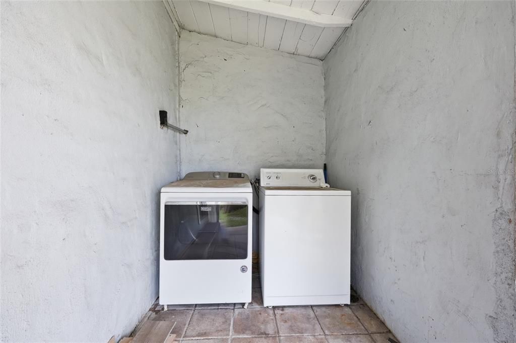 Active With Contract: $234,700 (2 beds, 1 baths, 684 Square Feet)