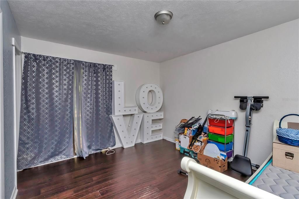 En Venta: $181,900 (4 camas, 2 baños, 1375 Pies cuadrados)