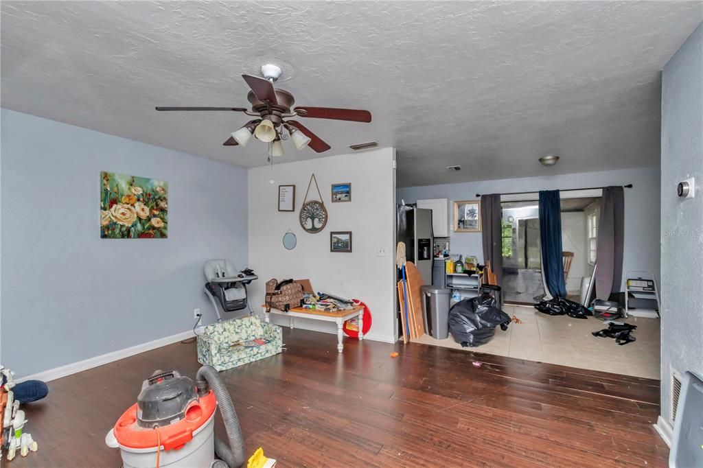 En Venta: $181,900 (4 camas, 2 baños, 1375 Pies cuadrados)