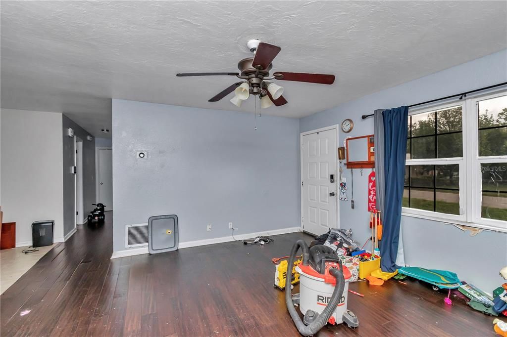 En Venta: $181,900 (4 camas, 2 baños, 1375 Pies cuadrados)