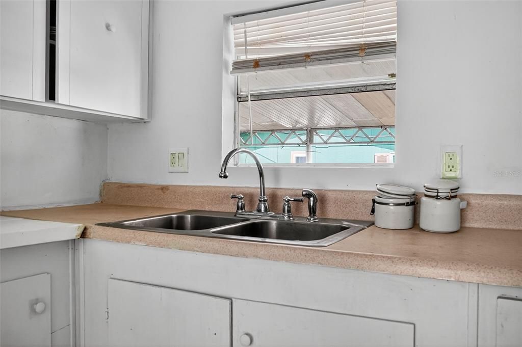 For Sale: $155,000 (3 beds, 2 baths, 1296 Square Feet)