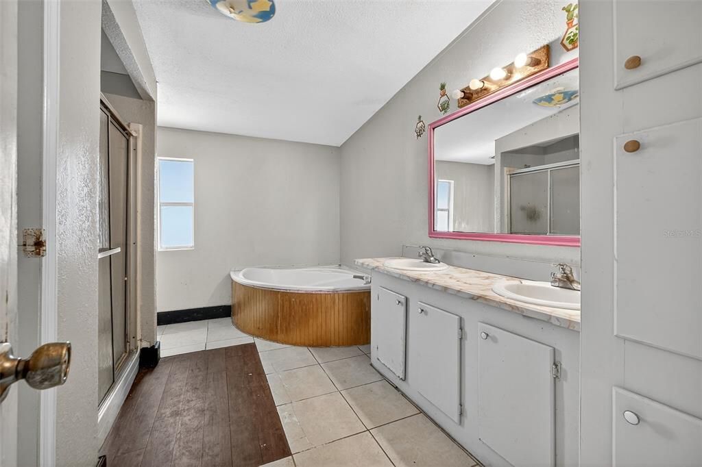 For Sale: $155,000 (3 beds, 2 baths, 1296 Square Feet)