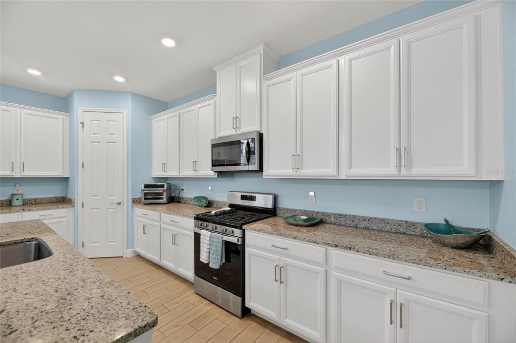 合同活跃: $559,000 (4 贝兹, 2 浴室, 2220 平方英尺)