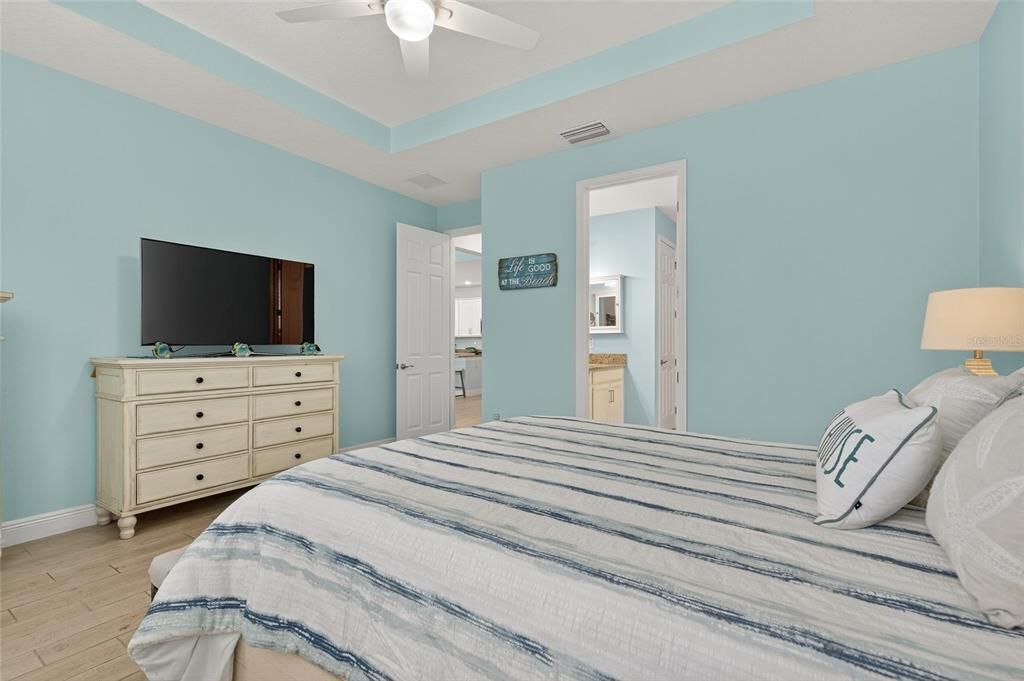 合同活跃: $559,000 (4 贝兹, 2 浴室, 2220 平方英尺)