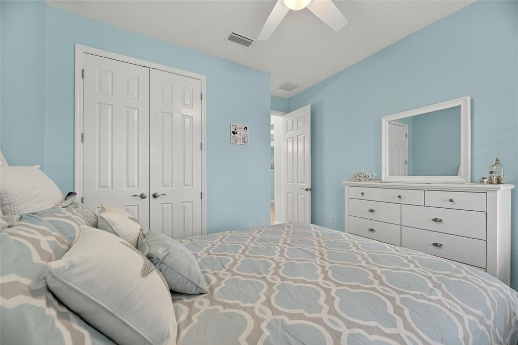 合同活跃: $559,000 (4 贝兹, 2 浴室, 2220 平方英尺)