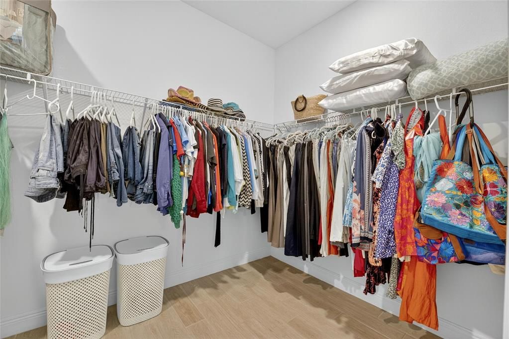 合同活跃: $559,000 (4 贝兹, 2 浴室, 2220 平方英尺)