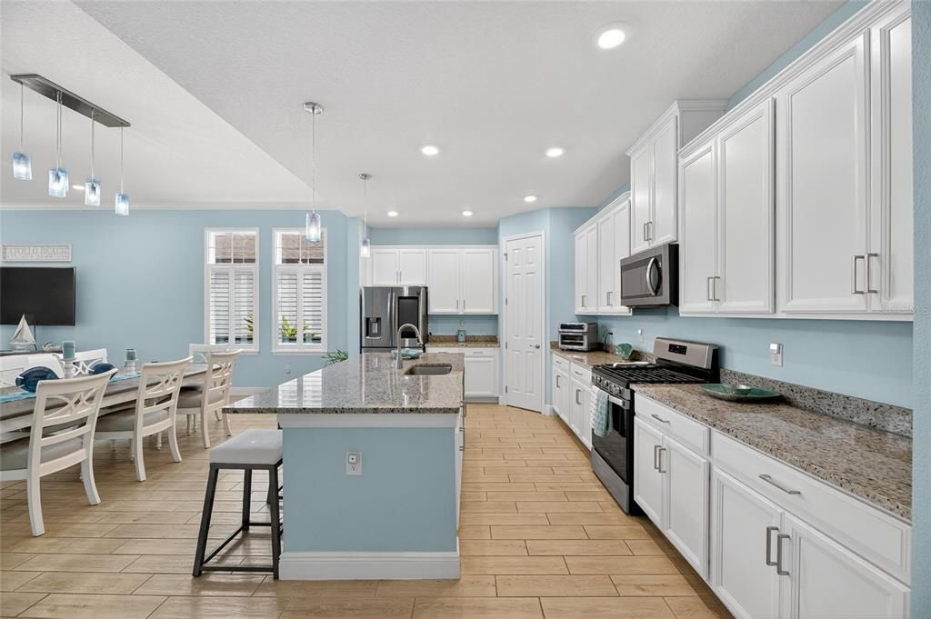 合同活跃: $559,000 (4 贝兹, 2 浴室, 2220 平方英尺)