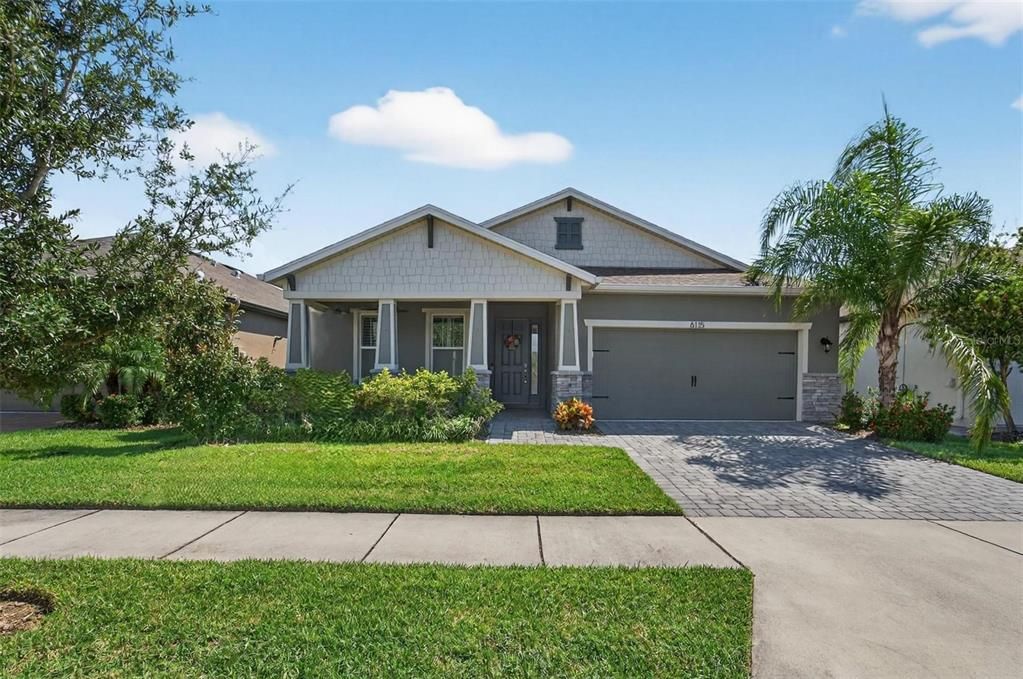 合同活跃: $559,000 (4 贝兹, 2 浴室, 2220 平方英尺)