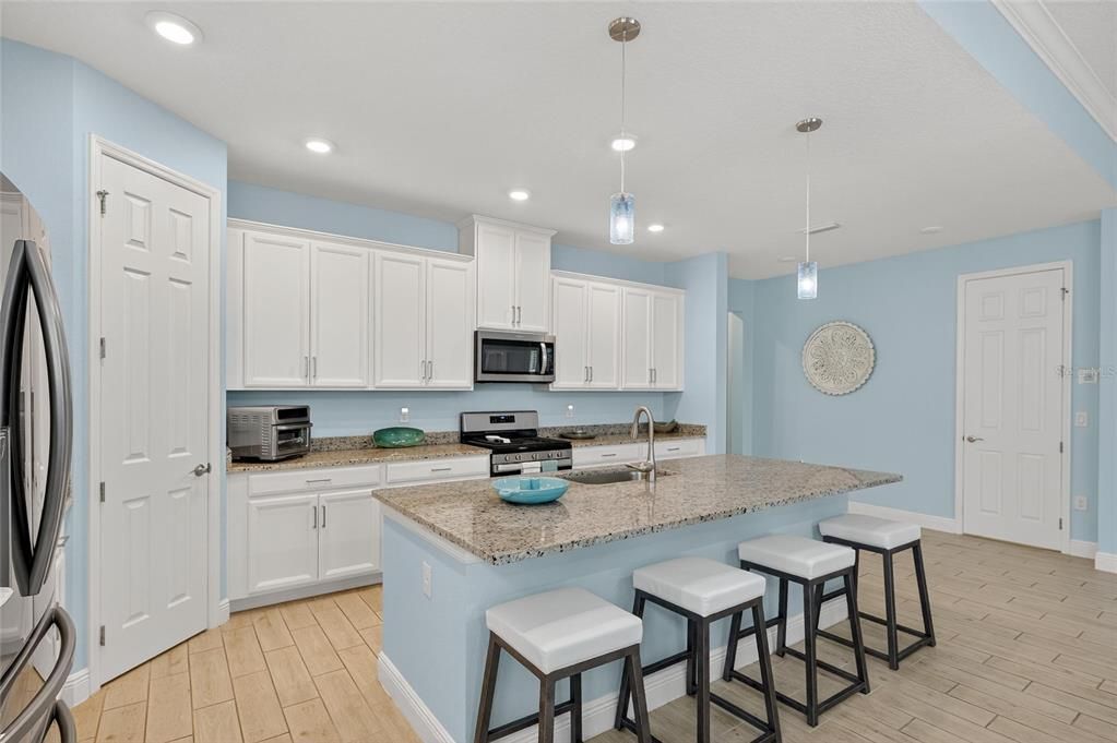 合同活跃: $559,000 (4 贝兹, 2 浴室, 2220 平方英尺)