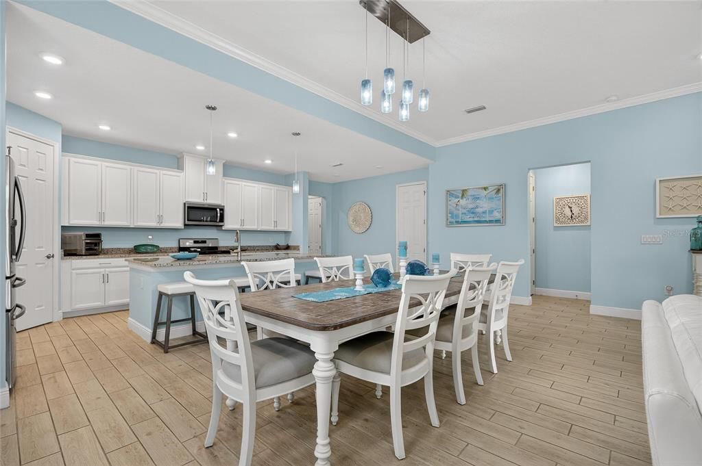 合同活跃: $559,000 (4 贝兹, 2 浴室, 2220 平方英尺)