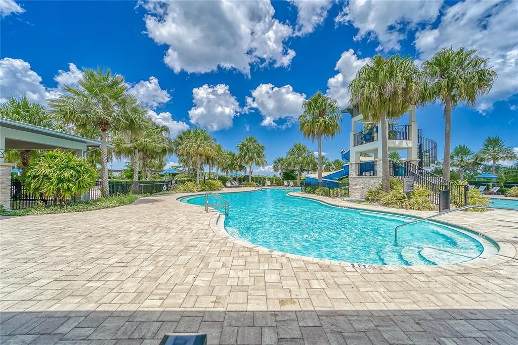 合同活跃: $559,000 (4 贝兹, 2 浴室, 2220 平方英尺)