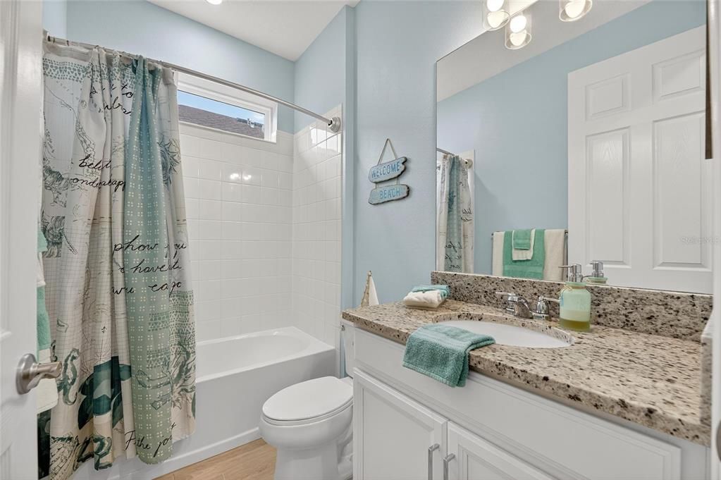 合同活跃: $559,000 (4 贝兹, 2 浴室, 2220 平方英尺)