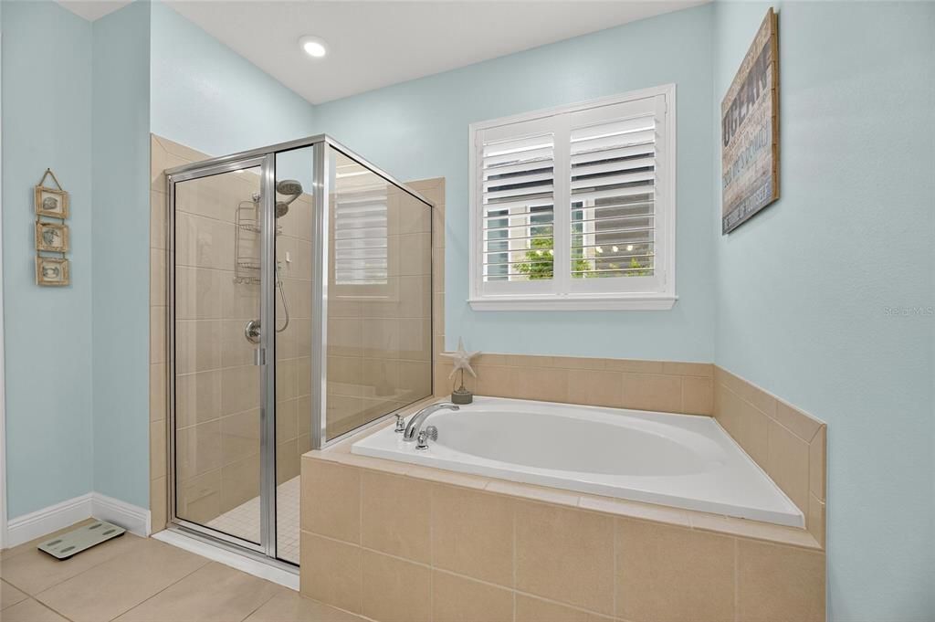 合同活跃: $559,000 (4 贝兹, 2 浴室, 2220 平方英尺)