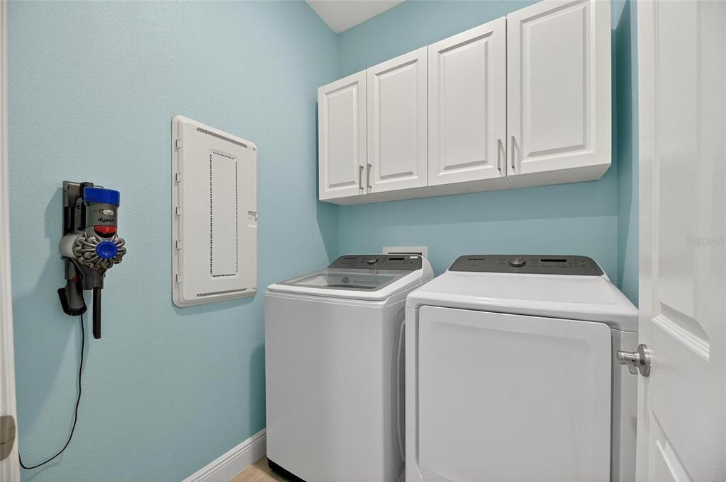 合同活跃: $559,000 (4 贝兹, 2 浴室, 2220 平方英尺)