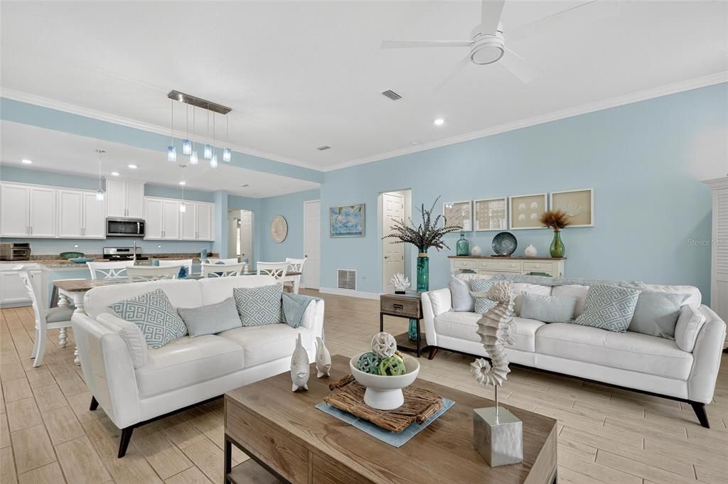 合同活跃: $559,000 (4 贝兹, 2 浴室, 2220 平方英尺)