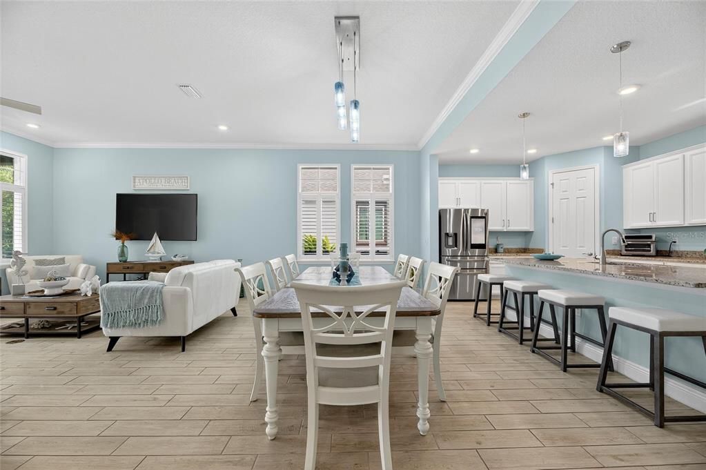 合同活跃: $559,000 (4 贝兹, 2 浴室, 2220 平方英尺)