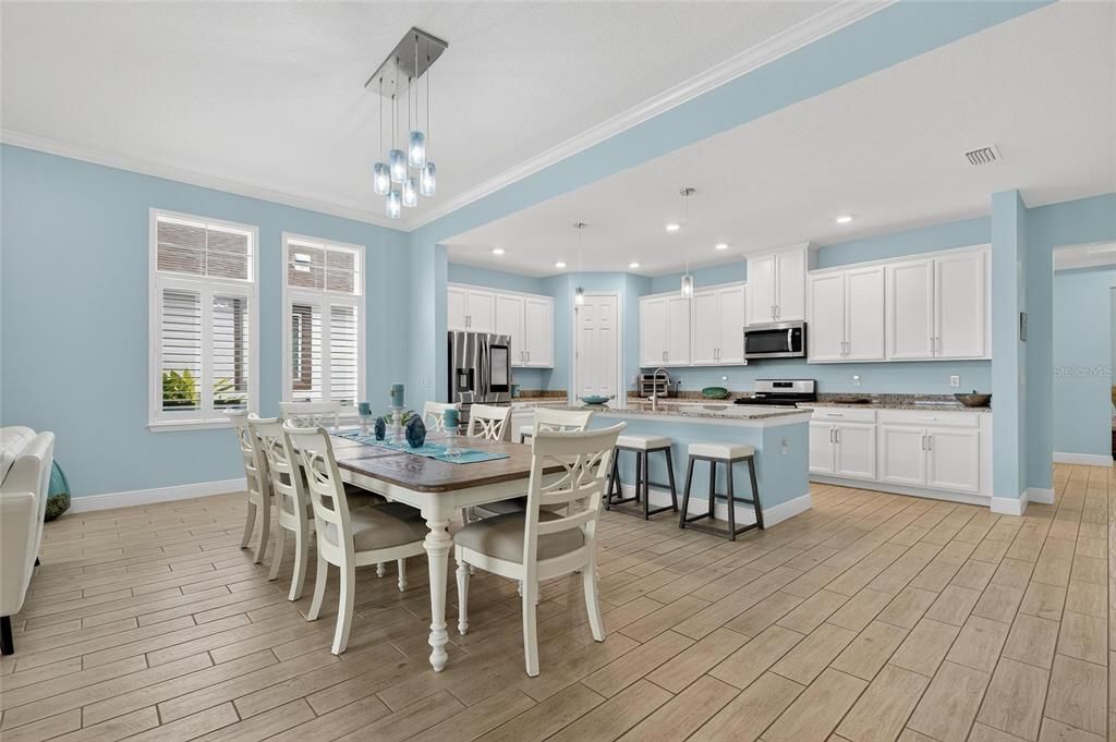 合同活跃: $559,000 (4 贝兹, 2 浴室, 2220 平方英尺)