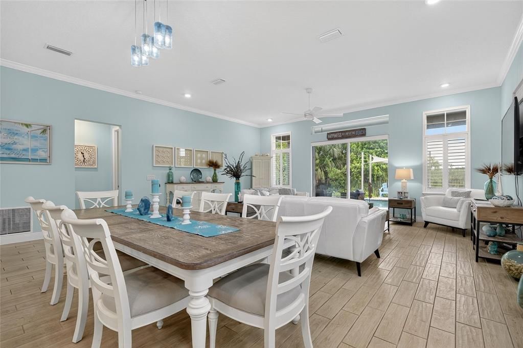 合同活跃: $559,000 (4 贝兹, 2 浴室, 2220 平方英尺)