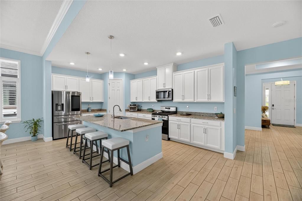 合同活跃: $559,000 (4 贝兹, 2 浴室, 2220 平方英尺)