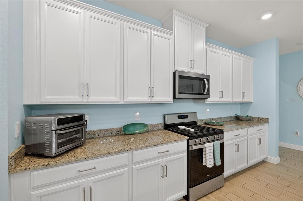 合同活跃: $559,000 (4 贝兹, 2 浴室, 2220 平方英尺)