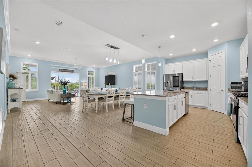 合同活跃: $559,000 (4 贝兹, 2 浴室, 2220 平方英尺)