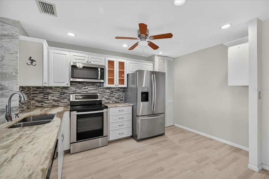 На продажу: $299,000 (1 спален, 2 ванн, 1050 Квадратных фут)