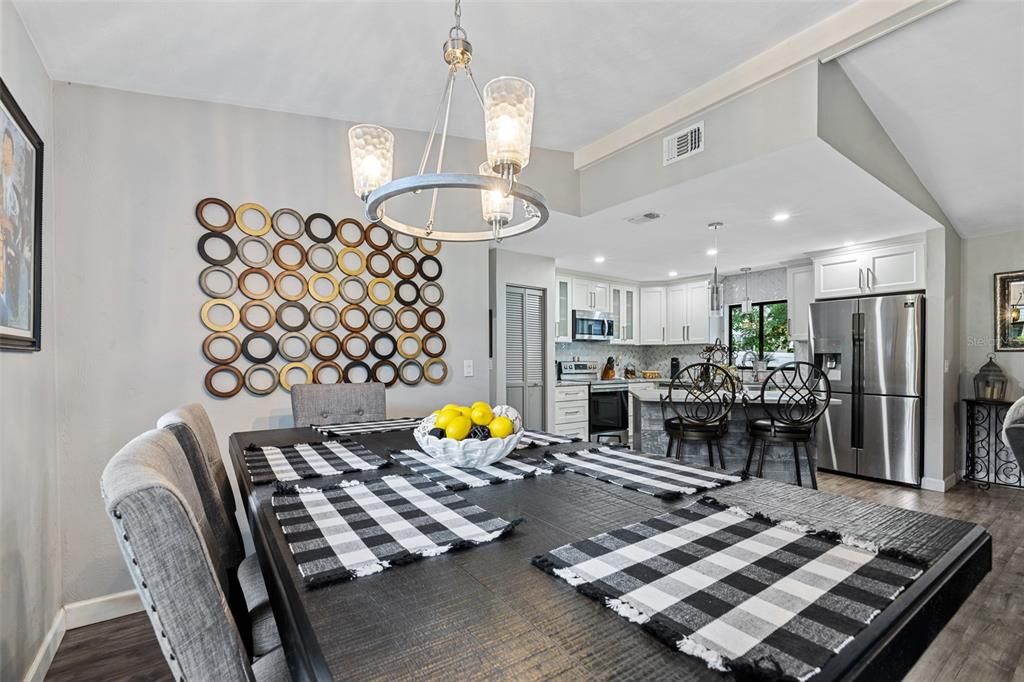 Под контрактом: $349,900 (3 спален, 2 ванн, 1329 Квадратных фут)