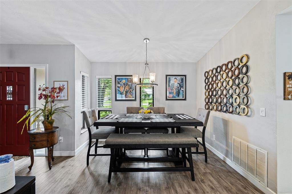 Под контрактом: $349,900 (3 спален, 2 ванн, 1329 Квадратных фут)