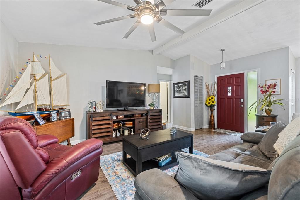 Под контрактом: $349,900 (3 спален, 2 ванн, 1329 Квадратных фут)