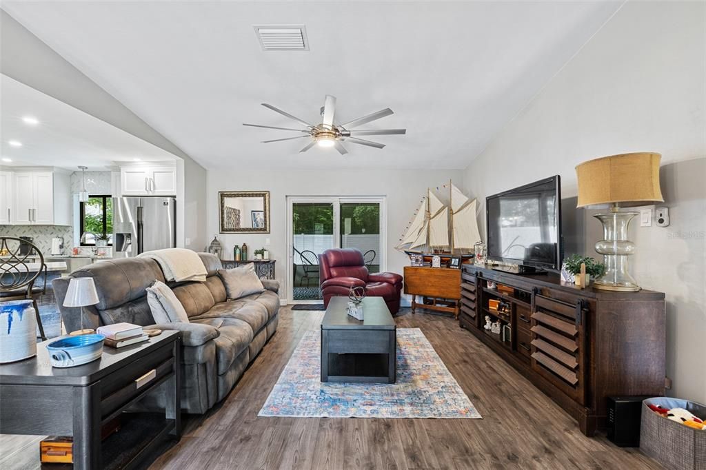 Под контрактом: $349,900 (3 спален, 2 ванн, 1329 Квадратных фут)