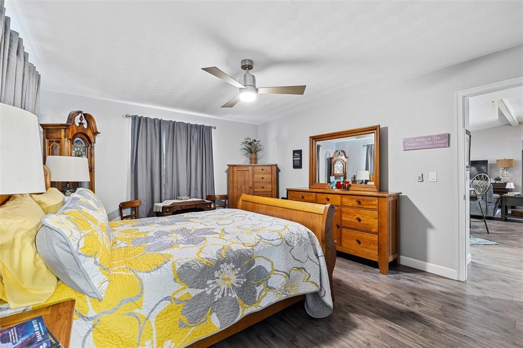 Под контрактом: $349,900 (3 спален, 2 ванн, 1329 Квадратных фут)