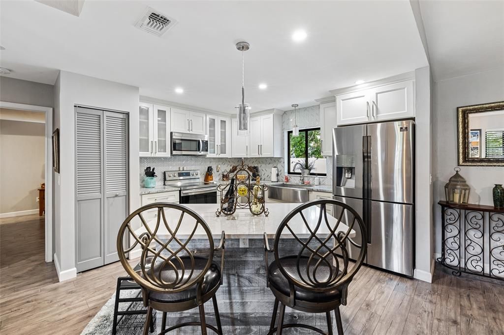 Под контрактом: $349,900 (3 спален, 2 ванн, 1329 Квадратных фут)