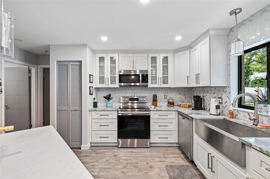 Под контрактом: $349,900 (3 спален, 2 ванн, 1329 Квадратных фут)