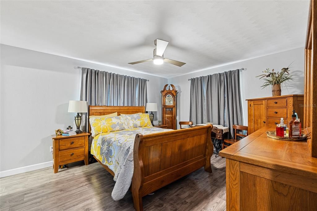 Под контрактом: $349,900 (3 спален, 2 ванн, 1329 Квадратных фут)