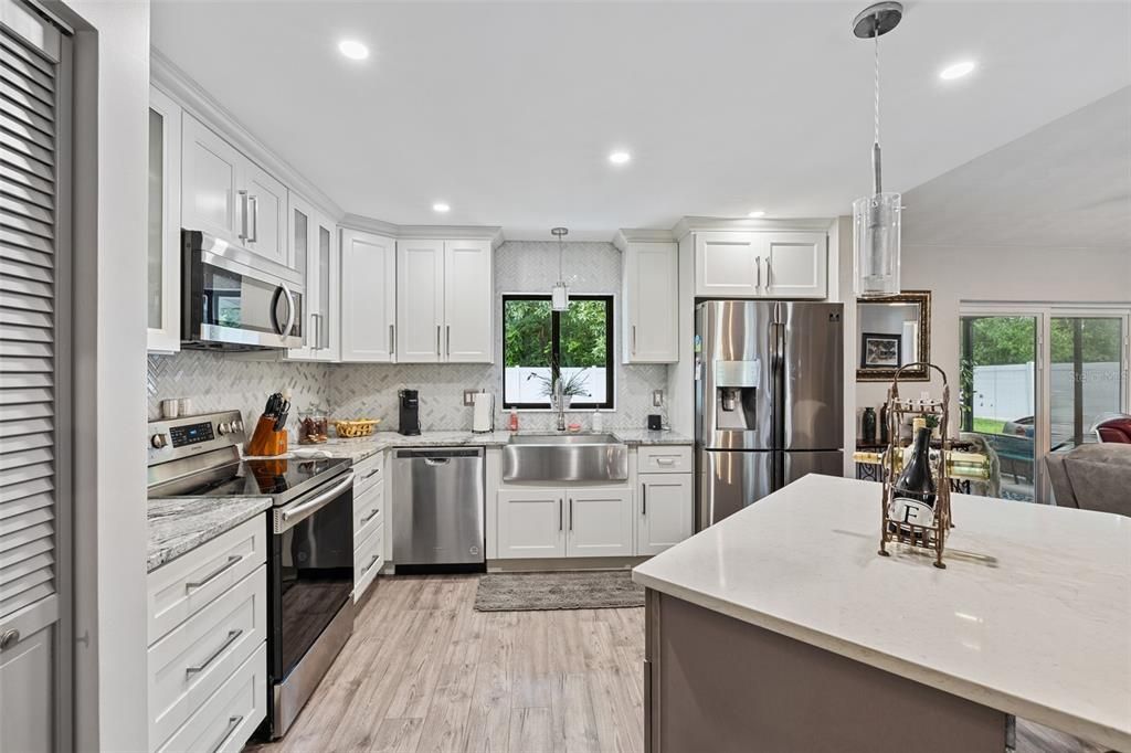 Под контрактом: $349,900 (3 спален, 2 ванн, 1329 Квадратных фут)