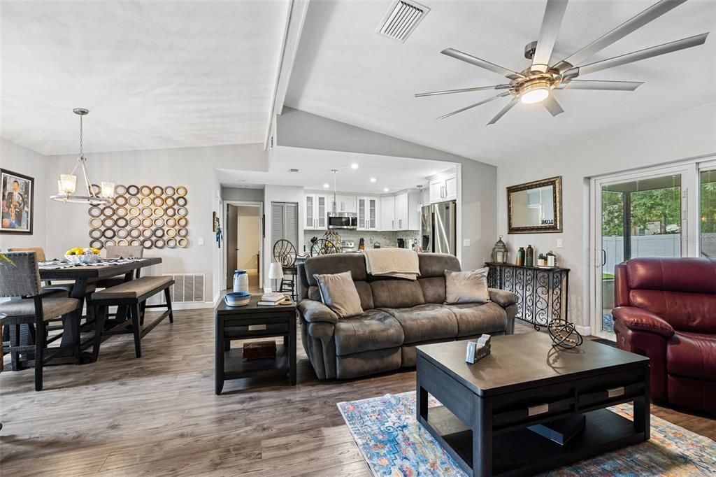 Под контрактом: $349,900 (3 спален, 2 ванн, 1329 Квадратных фут)