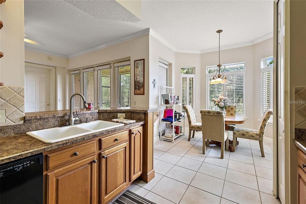 На продажу: $300,000 (3 спален, 2 ванн, 1824 Квадратных фут)