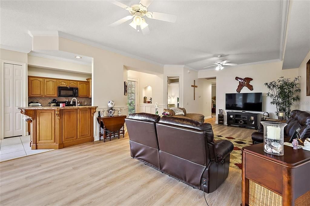 На продажу: $300,000 (3 спален, 2 ванн, 1824 Квадратных фут)