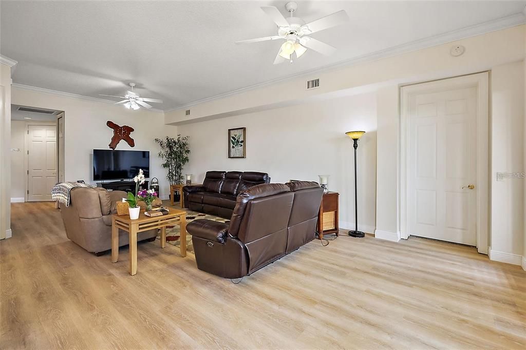 На продажу: $300,000 (3 спален, 2 ванн, 1824 Квадратных фут)