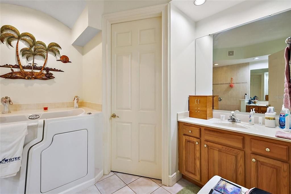 На продажу: $300,000 (3 спален, 2 ванн, 1824 Квадратных фут)