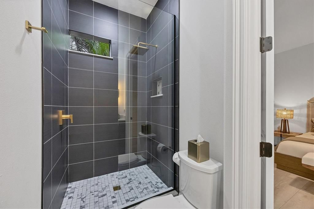 合同活跃: $1,325,000 (3 贝兹, 3 浴室, 2706 平方英尺)