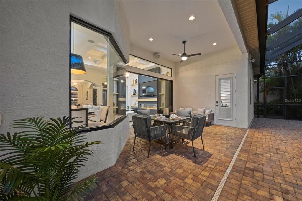 合同活跃: $1,325,000 (3 贝兹, 3 浴室, 2706 平方英尺)