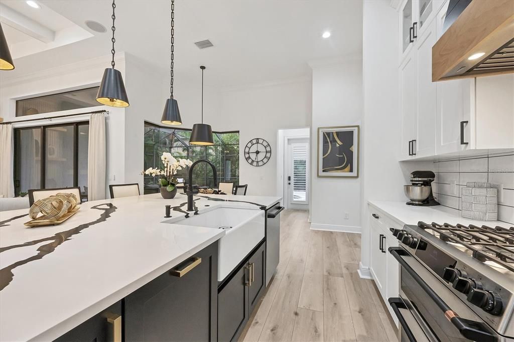 合同活跃: $1,325,000 (3 贝兹, 3 浴室, 2706 平方英尺)