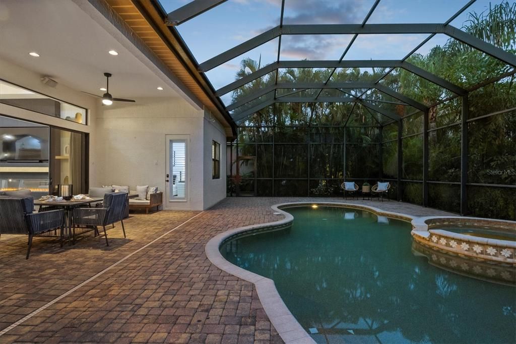 合同活跃: $1,325,000 (3 贝兹, 3 浴室, 2706 平方英尺)