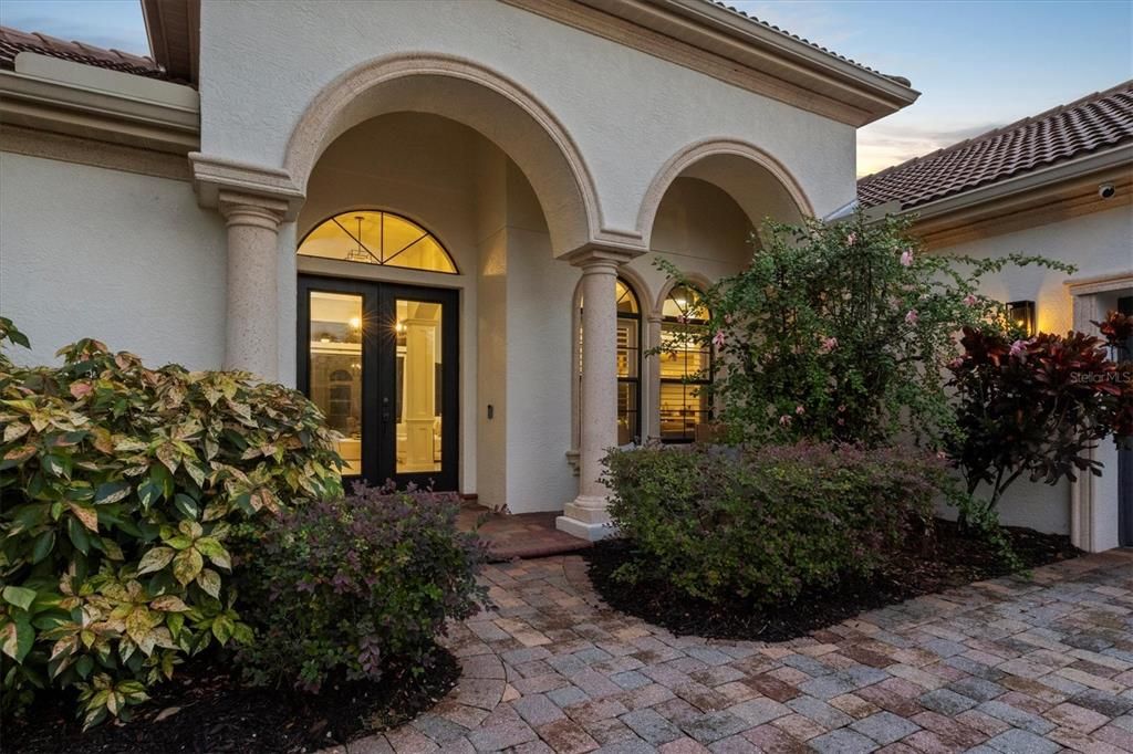 合同活跃: $1,325,000 (3 贝兹, 3 浴室, 2706 平方英尺)