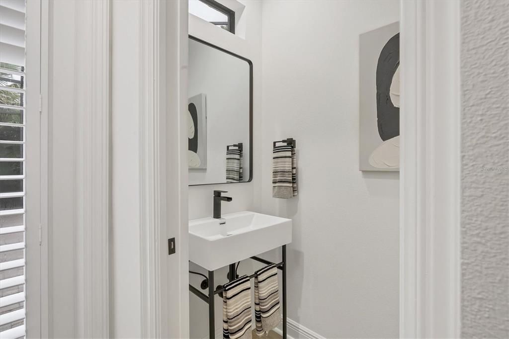 合同活跃: $1,325,000 (3 贝兹, 3 浴室, 2706 平方英尺)