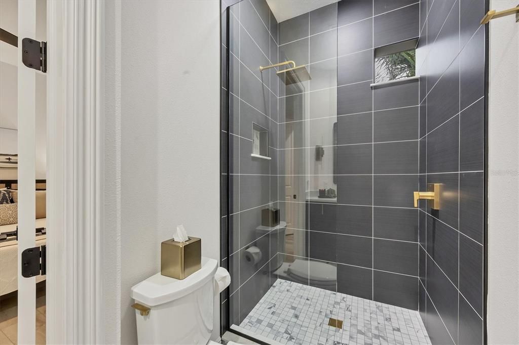 合同活跃: $1,325,000 (3 贝兹, 3 浴室, 2706 平方英尺)