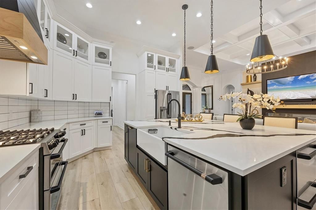 合同活跃: $1,325,000 (3 贝兹, 3 浴室, 2706 平方英尺)